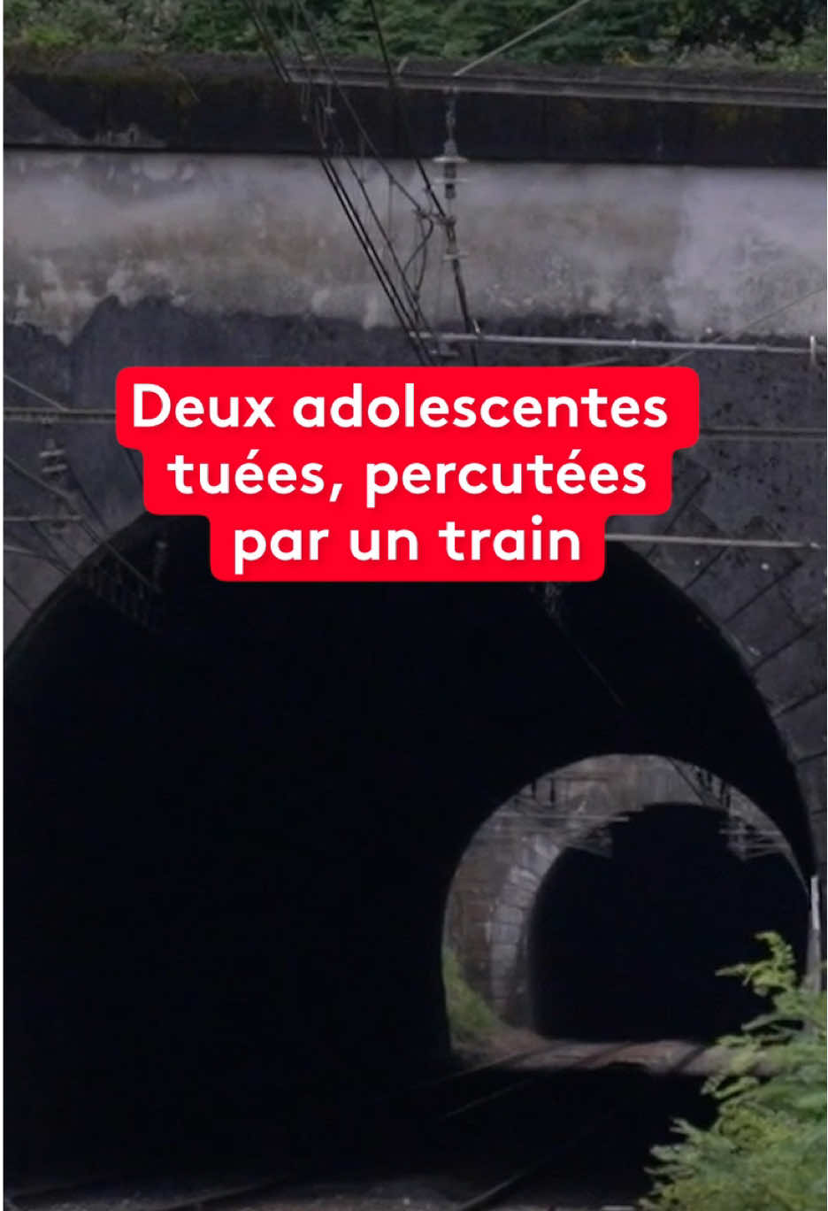 Dramatique accident à Lormont, près de Bordeaux. Deux adolescentes de 14 et 15 ans ont été mortellement percutées par un train. Les parents avaient signalé leur absence dans la nuit. #jt20h #sinformersurtiktok #actualités #accidents 