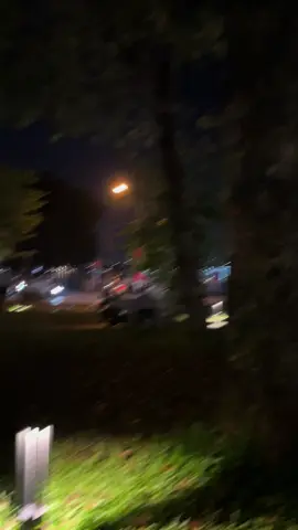 1 mình một thành phố , tự đón sinh nhật một mình , tự thổi nến , tự ăn bánh kem một mình , khong một ai bên cạnh 🥺