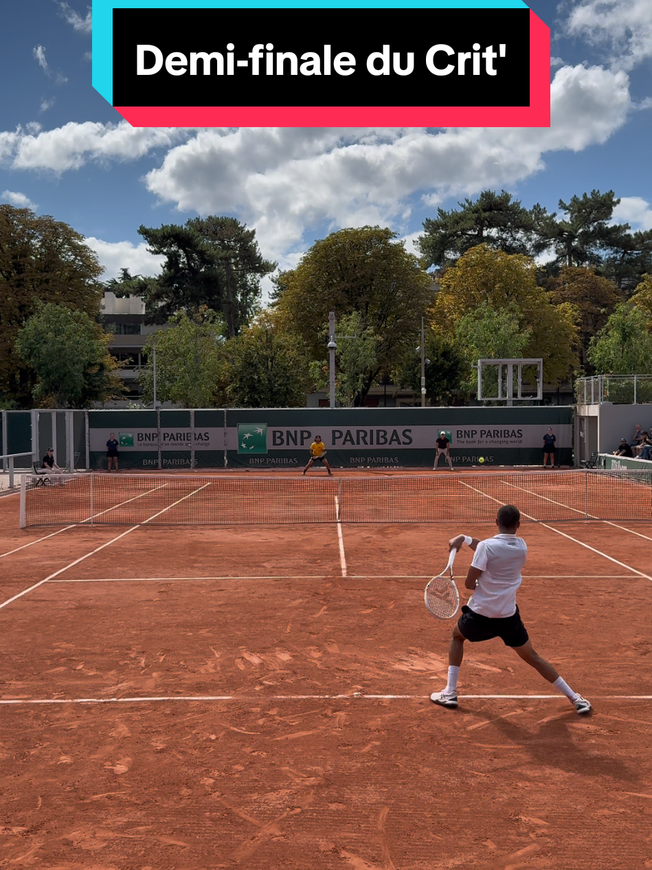 L'US Open, c'est bien, mais les puristes regardent le Crit' ! 🇫🇷 Tristan Lamasine (N°52) est en finale du Critérium, le championnat de France 2e série, après sa victoire sur Hugo Car (-15). Il retrouvera en finale Antoine Cornut-Chauvinc (N°40) pour un affrontement entre les deux premières têtes de série.  🔖 La finale se joue demain matin, à Roland-Garros, et l'entrée est gratuite. 