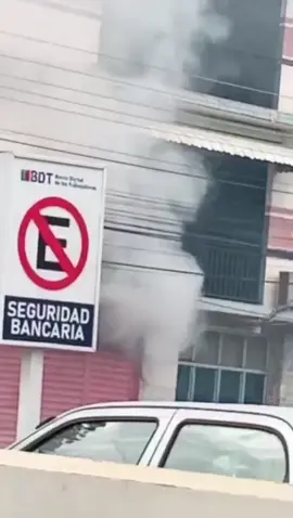 SUCESOS: Gracias a la Red Centauros y a la efectiva y respuesta de los Bomberos de Calabozo, pudieron llegar a tiempo y empezar a extinguir un incendio en un conocido comercio de la ciudad de Calabozo Estado Guárico, este hecho se registró la tarde de este jueves 28 de agosto. Noticia en pleno desarrollo  #sucesos #sucesoscalabozo