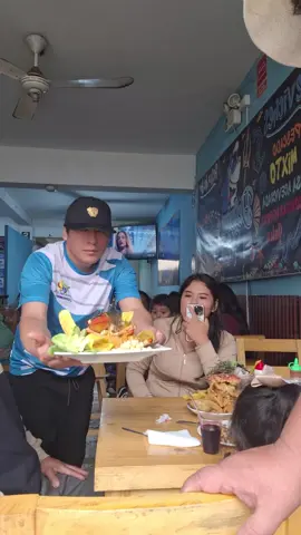 Cliente satisfecho  recibiendo su dosis en la @Cevichería Delicias Del Mar con @El Loco pez 