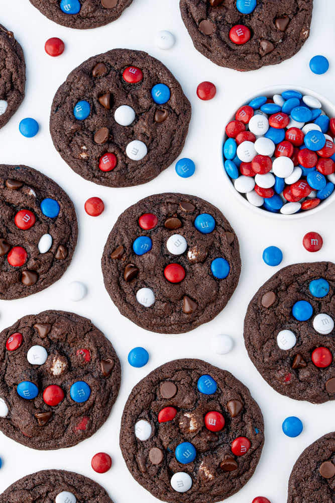 Red, white & mmm. 🇺🇸🍪 Whipping up a totally sweet Labor Day lineup with these star-spangled M&M cookies—because nothing says freedom like sprinkles and retro snack vibes! Recipes on cakemehometonight.com!