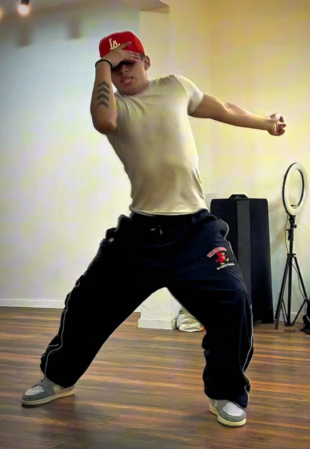 HOLA REMIX ✨  DC: @Axel Barrios  Dancer:  @Perry Eastwood  #COREOGRAFIA #lima #axelbarrios  Más información aquí +51980975898