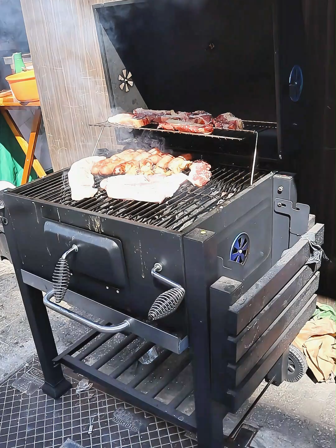 🔥 Churrasqueira a Carvão de Ferro FrigoPro 113x64x10cm 🔥 Churrasco de respeito pede brasa forte e equipamento de verdade! Essa churrasqueira da FrigoPro une tradição e tecnologia: portátil, com rodas e puxador para fácil transporte, grelha ajustável e sistema de defumação estilo pit smoker pra dar aquele sabor único às carnes. ✅ Estrutura reforçada em ferro ✅ Grelha regulável ✅ Função churrasqueira, bafo e defumador ✅ Prática, versátil e durável Perfeita pra reunir a galera, receber a família ou até encarar aquele churrasco profissional. 🍖🔥 👉 Eleve sua experiência e descubra o sabor que só a FrigoPro entrega! #Churrasco #Churrasqueira #PitSmoker #FoodService #FrigoPro #Brasa #Churrasqueiro