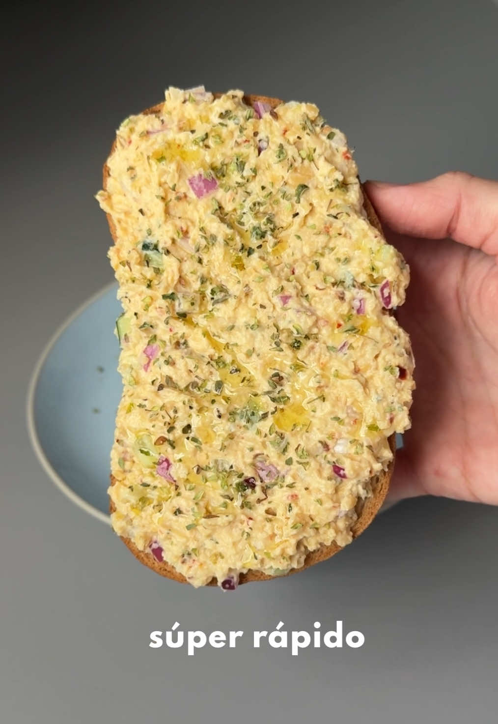 IDEA DE RELLENO PARA SANDWICH 🥪🤤  ▪️300g de garbanzos cocidos ▪️1/4 de cebolla  ▪️1/2 pepino ▪️1 cda de aceite de oliva virgen extra  ▪️1cdta mostaza  ▪️1 cda grande de yogur ▪️Jugo de limón  ▪️Especias (orégano, sal, pimienta, pimentón dulce) #Receta #garbanzos #sandwich #tostada #comidasaludable 