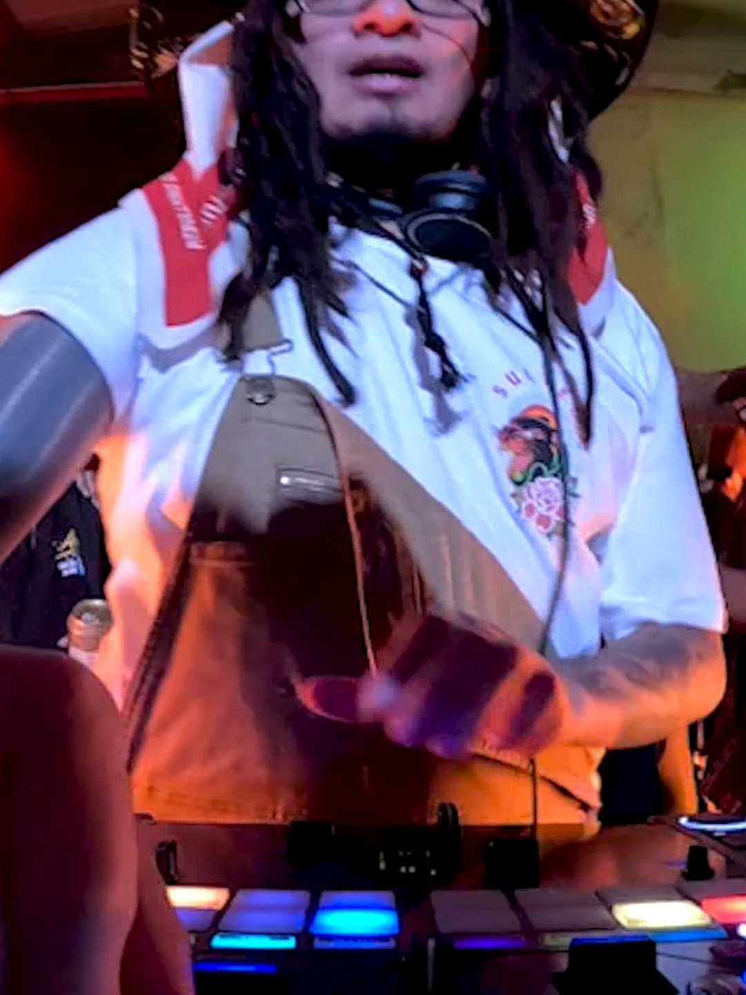 ¿Cuántos nos sabemos este coro? 🔥​🥵 @Dj Mike Style  🔗 ​Escucha el set completo en el link de la bio. 🔗​#fyp #afrobeats #shotsandfriends #bogota #danceallnight 