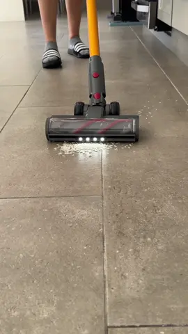 Multifuncional, súper fuerte y con una succión que no perdona 💨. Aguanta casi 50 minutos sin parar, trae luz y es especial para pisos, alfombras, pelos de perro… ¡para todo! Una sola máquina y tu casa queda impecable ✨ #LaMantenidaYElDescomío #LimpiezaTotal #VacuumPower #CasaImpecable #cleaning 