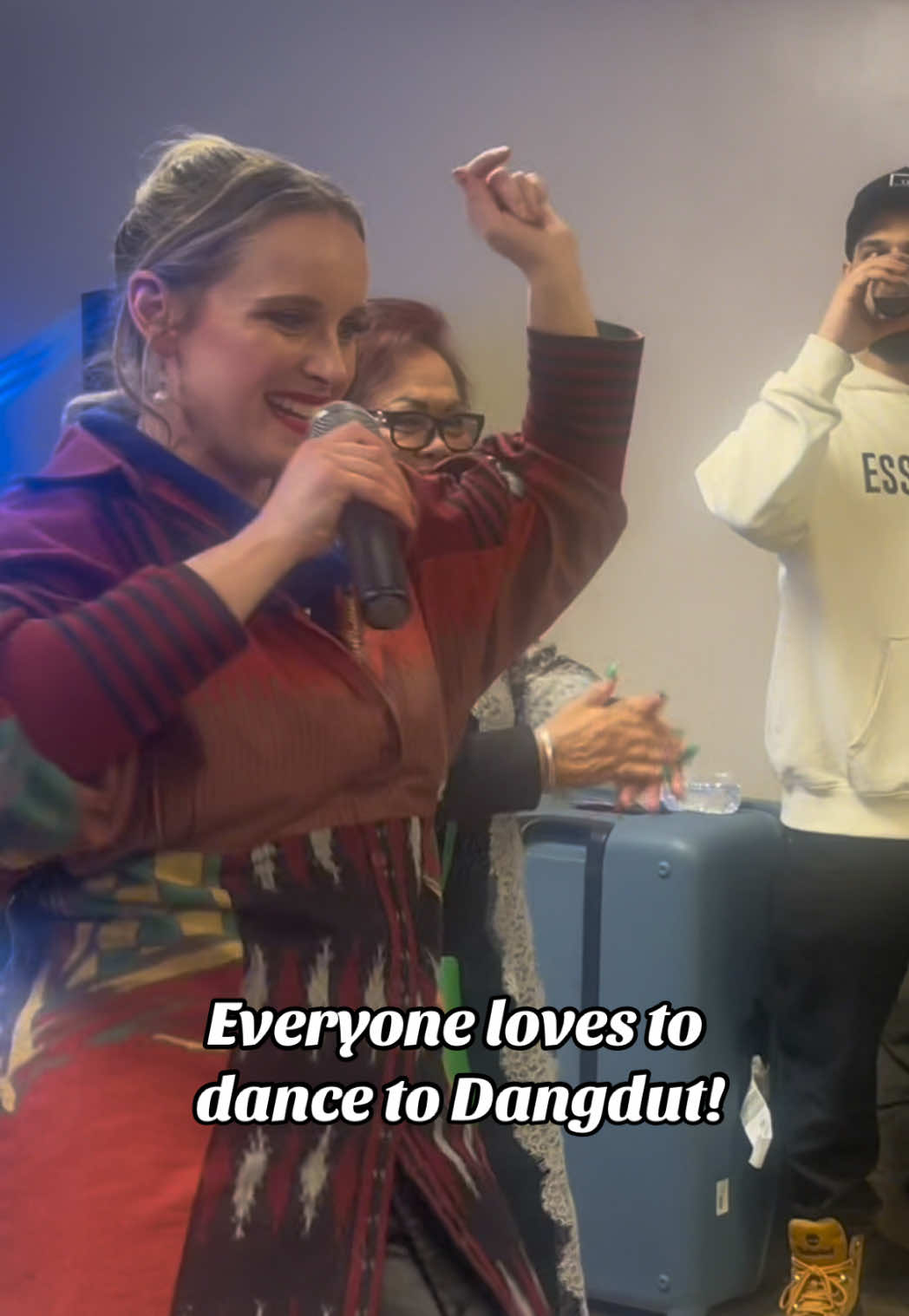 Wherever you go, dance to dangdut! Joget 💃 #dangdutdance #dancetodangdut #dangdut #dangdutan 