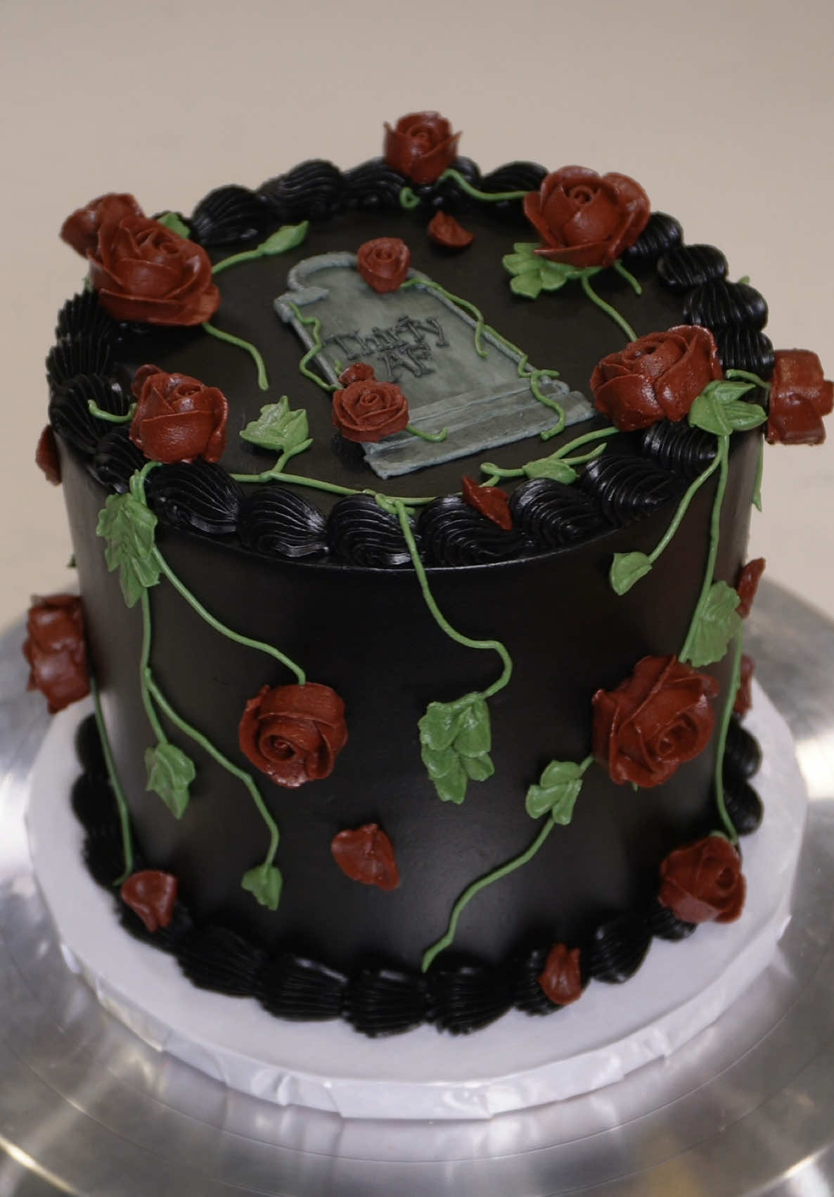 Reading has taken over my life🫶🏼📚✨ Fourth Wing here I come🖤 #cakedecorating #cakedecorator #BookTok #bookish #spicybooks  