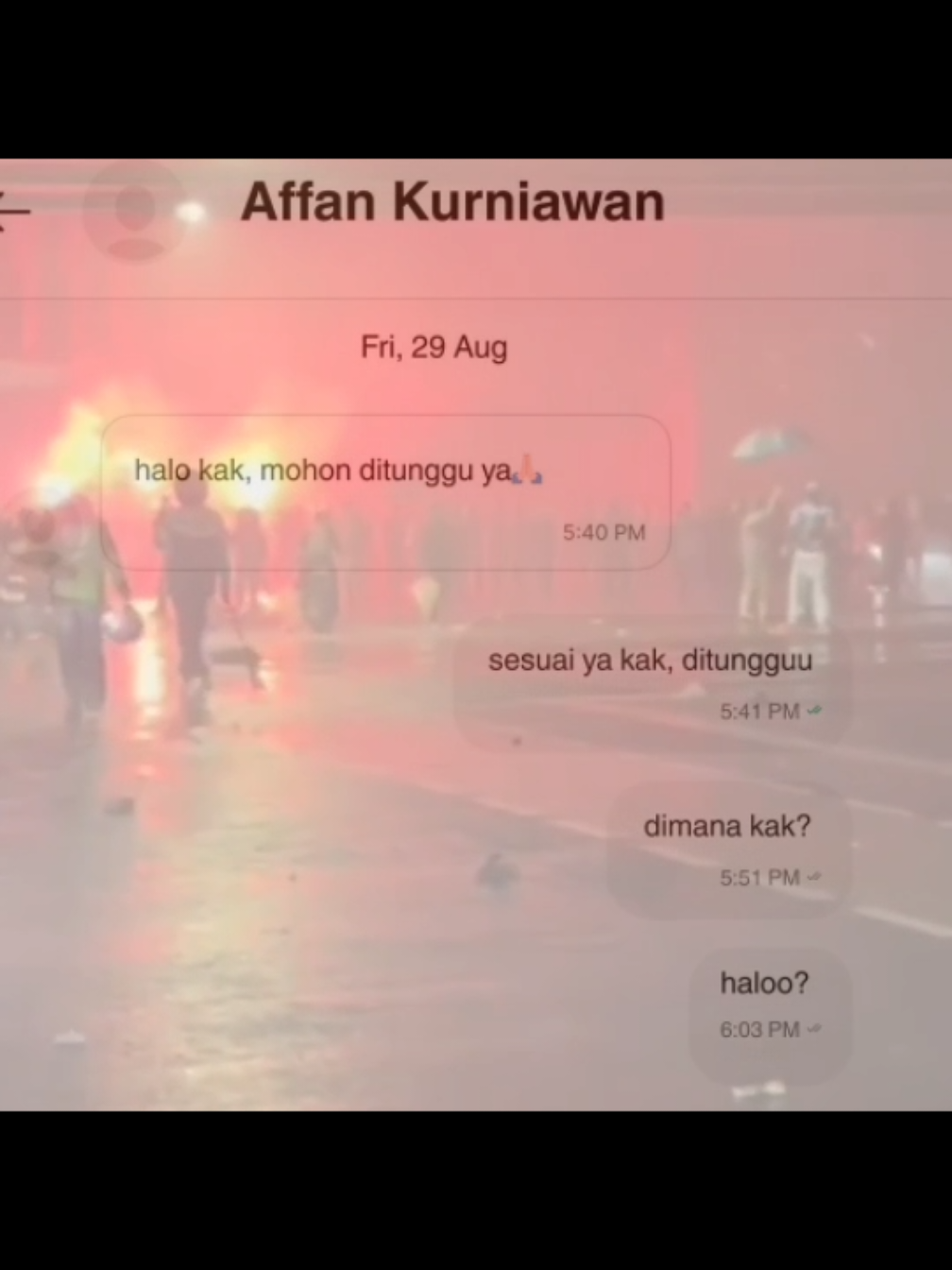 RIP Affan Kurniawan meninggal dilindas mobil rantis Brimob saat pembubaran demo di Jakarta.  Dini hari tadi solidaritas ojol geruduk markas isilop Brimob Kwitang.  Ada yg harus dibereskan Polri. Anggotanya mudah panik mudah terprovokasi.  #IndonesiaGelap #ACAB1312 #polisipembunuh