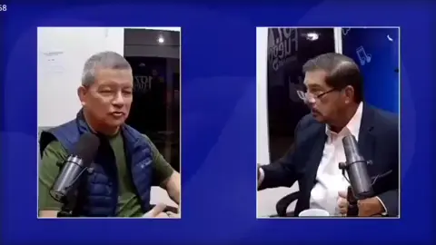 🗣️ CHINO FLORES SE BURLA DEL REGLAMENTO DE CORTESÍA QUE SE IMPLEMENTARÁ EN LAS ESCUELAS DEL PAÍS El secretario general del FMLN, Manuel “El Chino” Flores, se expresó de forma burlesca hacia los directores y maestros de los centros escolares que respaldan las medidas disciplinarias y el nuevo reglamento de cortesía que se implementará a partir de septiembre. Durante una entrevista, Flores afirmó que la educación en el hogar no se complementa con la recibida en las escuelas, e incluso realizó una dramatización de como, según él, actuarán las autoridades en los centros escolares. #fyp #foryoupage #fyp #viral 