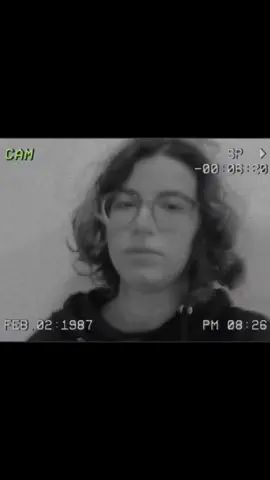 dia 3  esse vídeo foi encontrado pela polícia num local abandonado.. Sargento Luís Peixoto: Parece que Kira está viva mas não sabemos onde ela está ainda.  Lucas: sim senhor Sargento, estamos procurando mais pistas, ela parece assustada no vídeo como se estivesse fugindo de algo. Sargento: verdade, devemos procurar mais evidências. depois de procurarem eles encontram marcas de pegadas, os dois oficiais Lucas e Heitor seguem as pegadas e encontram uma caverna, decidem entrar quando entram encontram Kira encolhida.