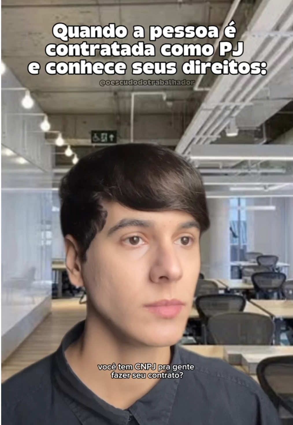 Isso é PEJOTIZAÇÃO! 🗣️ Contratar funcionários como PJ ao invés de assinar a carteira de trabalho para economizar nos direitos trabalhistas! UM ABSURDO!  Se você emite nota, mas na prática trabalha como CLT, cumpre horário, recebe ordens e usa recursos da empresa, isso pode ser considerado fraude trabalhista. 🚨 -O que caracteriza vínculo empregatício, mesmo sendo PJ: 👇🏻 🛑 Subordinação: você tem chefe e recebe ordens. 🛑 Pessoalidade: só você presta o serviço, não pode mandar outra pessoa no lugar. 🛑 Onerosidade: recebe pagamento fixo. 🛑 Habitualidade: trabalha com frequência, não é algo eventual. -O que você perde com essa “economia” da empresa: 👇🏻 ➡️ 13º salário. ➡️ Férias + 1/3. ➡️ FGTS. ➡️ INSS. ➡️ Multa de 40% do FGTS. ➡️ Aviso-prévio, entre outros direitos. Marque aquele colega que está “empregado como PJ”. Ele precisa saber disso! É LEEEEI seguir o @oescudodotrabalhador para ficar por dentro dos seus direitos!