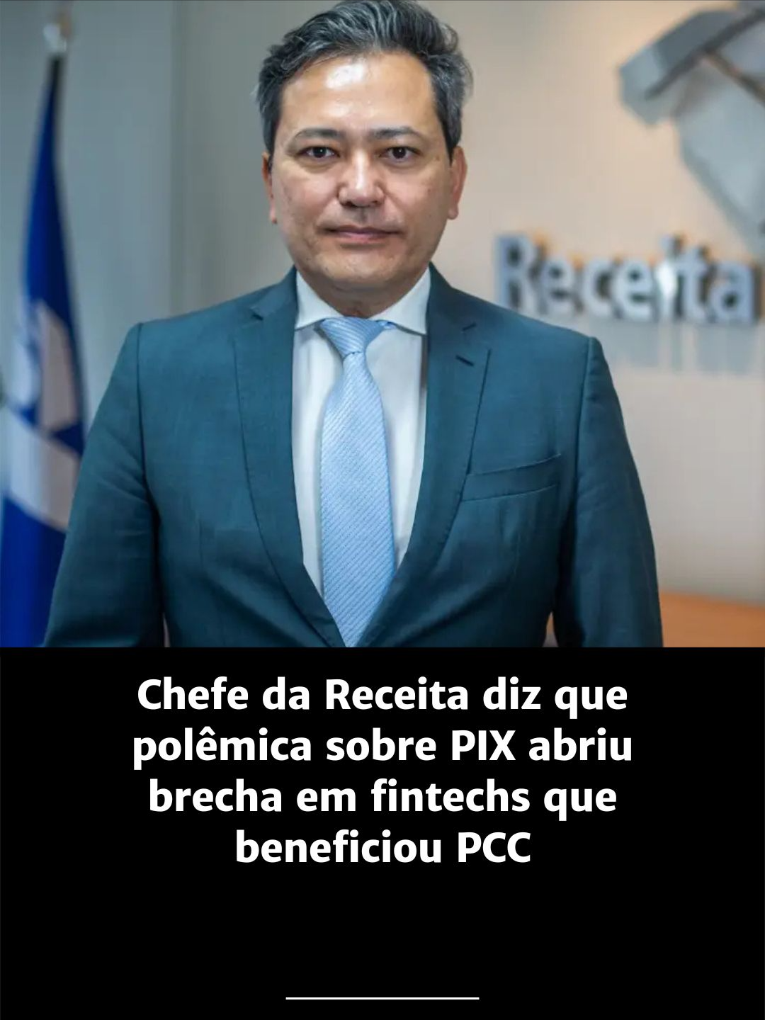 O secretário especial da Receita Federal, Robinson Barreirinhas, disse nesta quinta (28) que a discussão sobre as regras de monitoramento do PIX, no começo do ano, permitiu que o PCC lavasse dinheiro do tráfico de drogas em fundos de investimentos de fintechs – empresas de pagamento majoritariamente digitais com regras mais flexíveis do que às dos bancos. As operações foram reveladas mais cedo em três operações do órgão junto da Polícia Federal e do Ministério Público, que apontaram o uso da cadeia de combustíveis para lavar os recursos do crime organizado. Segundo Barreirinhas, as novas regras de fiscalização do PIX também iriam impor às fintechs o cumprimento de normas como às dos bancos, para monitorar as operações dos clientes em busca de irregularidades. ➡️ Leia a matéria completa na #GazetadoPovo: https://bit.ly/47fBKTP  📷 Foto: Diogo Zacarias/Ministério da Fazenda 🎥Vídeo: Reprodução/MPSP #ReceitaFederal #PIX