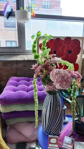 Sapphic bouquet class loading 🌸 #wlw #lesbiansoftiktok #sapphicstudio #chicagolesbians 