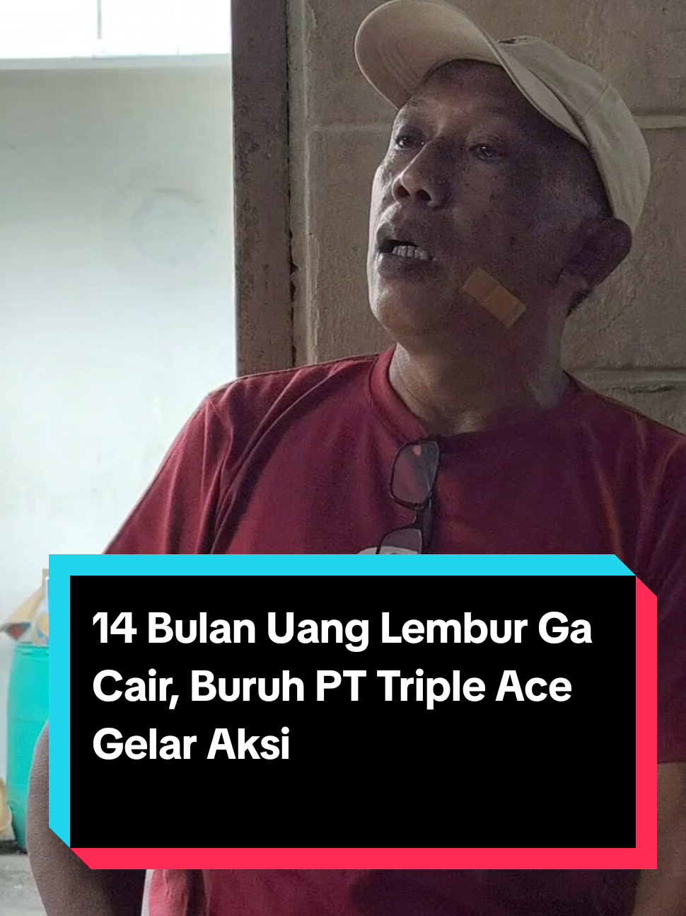 Ratusan buruh pekerja industri menggelar aksi unjuk rasa, di PT. Triple ACE, Cimanggis, Kota Depok, Kamis (14/8/2025). Dalam aksinya tersebut mereka menuntut pembayaran hak gaji selama 14  bulan. Menurut pantauan di lapangan, tampak para buruh membawa spanduk dan poster bertuliskan tuntutan ‘Selesaikan uang lembur yang belum dibayarkan dan selesaikan tuntutan pesangon PHK massal’. Koordinator Aksi Buruh PT. Triple ACE, Reflizal mengungkapkan, aksi tersebut dilakukan guna menyampaikan aspirasi keluhan kepada pihak manajemen yang tak kunjung mendapatkan kepastian. @DEDI MULYADI✅ @Rudy Susmanto,S.Si @PRABOWO SUBIANTO 