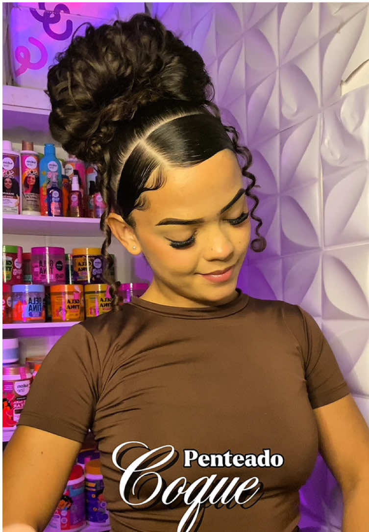 Coque Alto 💕 ㅤ Usei a Gelatina Intensa da @#todecacho para fixaçao extra forte para durar o dia todo!🤩 ㅤ @Salon Line #heymigs #migssalonline #penteados