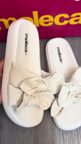 Verão pede estilo e conforto, né? 👡 Essas sandálias Moleca são aquele match perfeito com qualquer look fresquinho. ✨ Laços fofos que dão um charme extra sem esforço. 😎 Do rolê na praia ao passeio no shopping, elas vão com você. 👉 Corre garantir a sua e arrase na estação mais quente do ano!