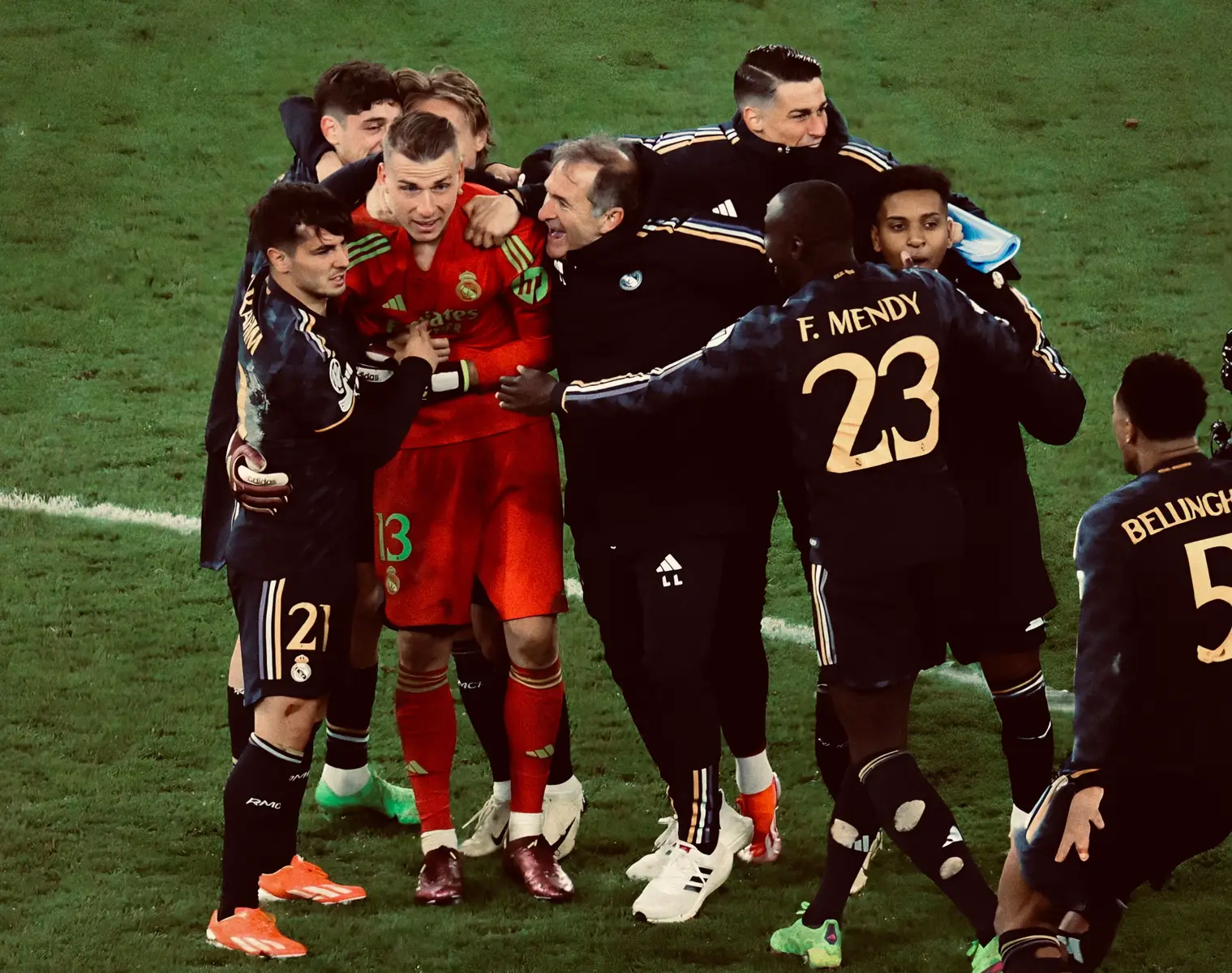 في عام 2024 ارتقى ريال مدريد إلى النهائي ارتقاء السيف في يد الفارس، ثابت الخطى، واثق العزم. لم يكن تأهّله مجرّد انتصار كروي، بل كان لوحة من الصبر والإصرار، تُظهر أن العظمة لا تُمنح اعتباطًا، وإنما تُنتزع انتزاعًا ممن آمن بنفسه وسار نحو غايته بلا خوف ولا تردّد #realmadrid #fyp 