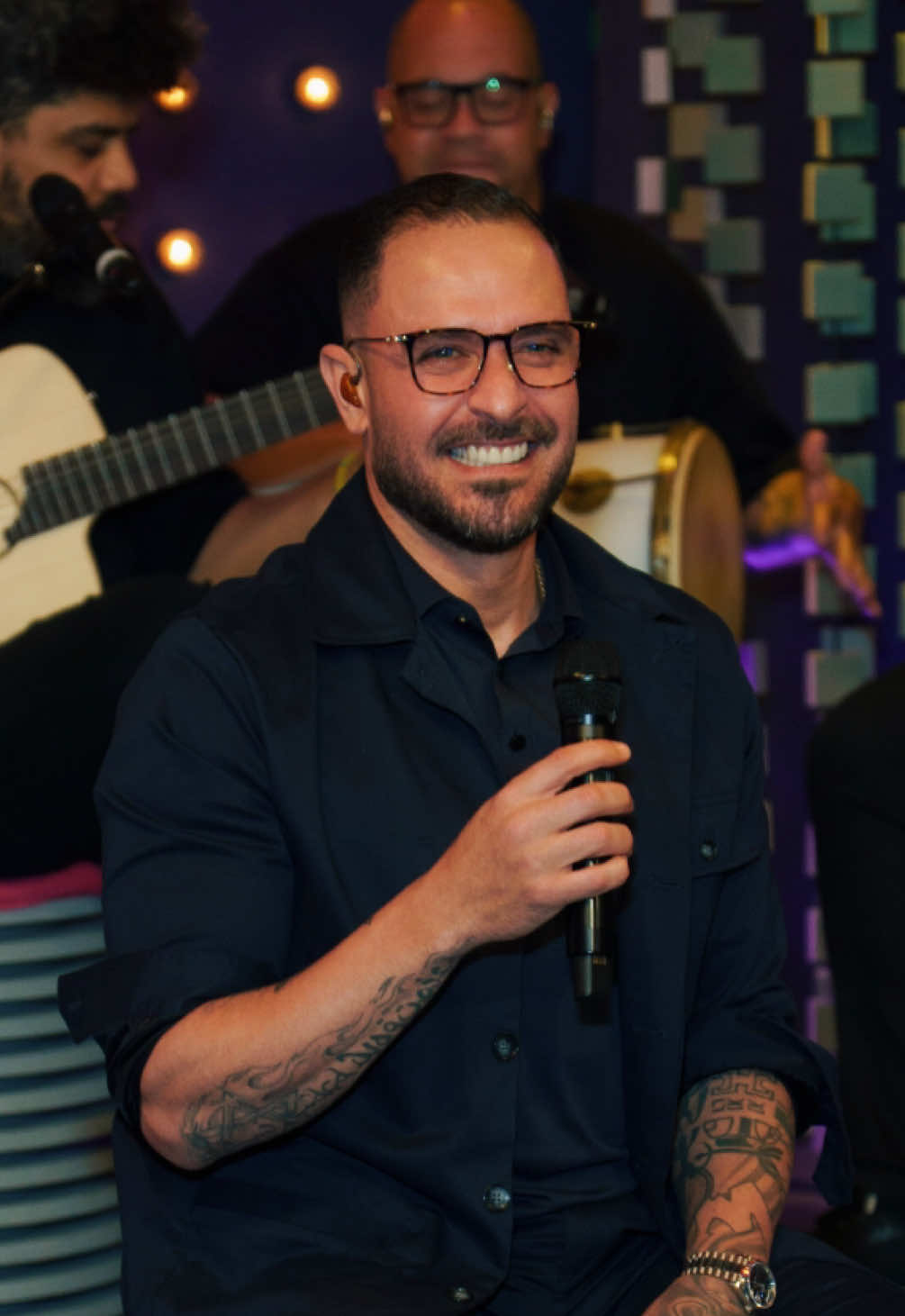 QUE HOMEM! 😮‍💨 O @Diogo Nogueira já chegou cantando hit aqui no #TVZAoVivo! 