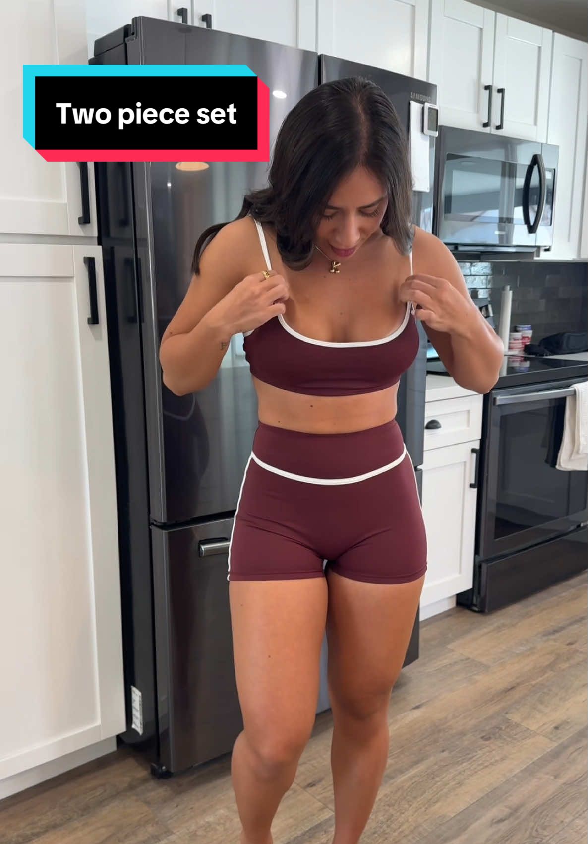 Anyone else love wearing matching sets? This one is beautiful😍 love the white detailing🤌🏽 #twopiecesets #matchingset #activewear #workoutclothes #workoutfit 