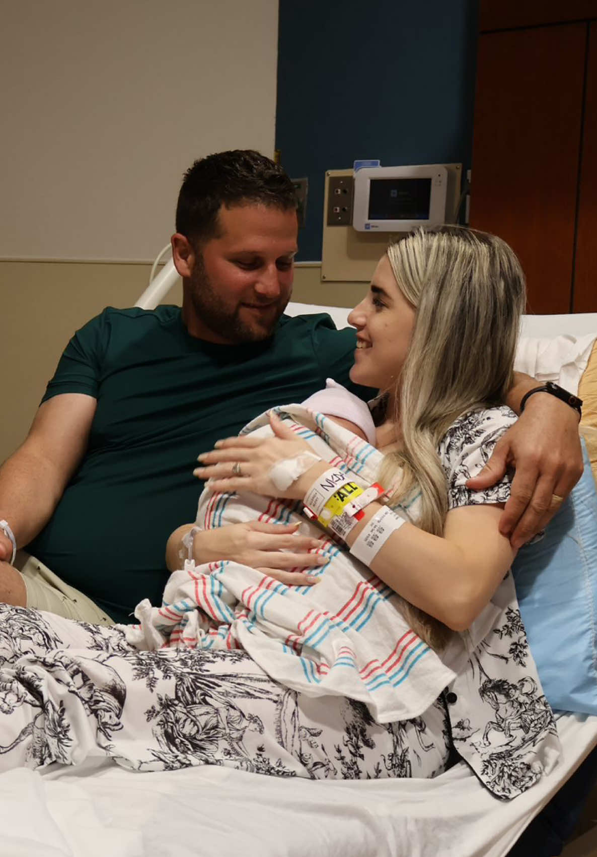 8h post delivery,esa primer baño te devuelve la vida😅🥰 . . . . . . #babydelivery #birthvlog #pospartum #newborn #boymom 