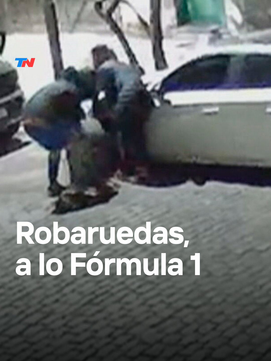 🏎️ ROBARRUEDAS, A LO F1 | En menos de 18 segundos, delincuentes se llevaron cuatro cubiertas de un auto. Pasan primero, desajustan las tuercas y le generan un fuerte dolor de cabeza a los dueños. Un modus operandi que preocupa a los vecinos de Boedo.