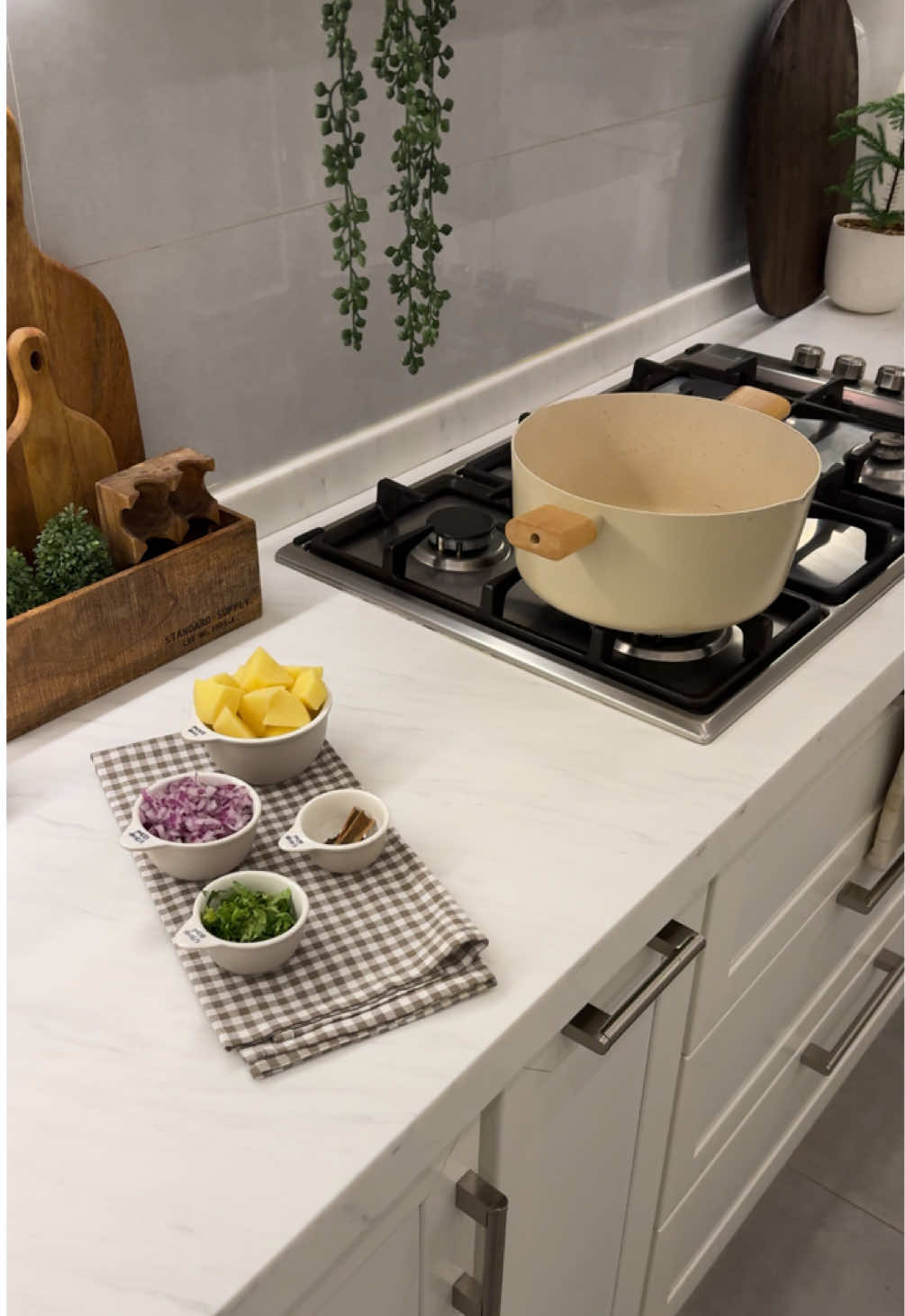 اسهل والذ منه 😋👏🏻 زيت زيتون وبصل واذا تحمر اضيف الثوم وبعدها دجاج مقطع صغار منزوع الجلد ونحمس لحد مايتحمر الدجاج وبعدها نضيف البهارات  ( اضفت فلفل اسود وكمون وبهار مشكل )  واضفت معجون طماطم 🌱 وبعدها ضفت علبة زبادي وكزبره خضراء  واضفت كوب ماء وتركته يطبخ لمدة ربع ساعه الى نص  وطبخت الرز في قدر ثاني نص استواء واضفته على الدجاج وغطيت عليه ١٠ دقايق تقريباً وبالف عافيه🤍🤍🌱⁩⁩⁩ #كبسة  #برياني 