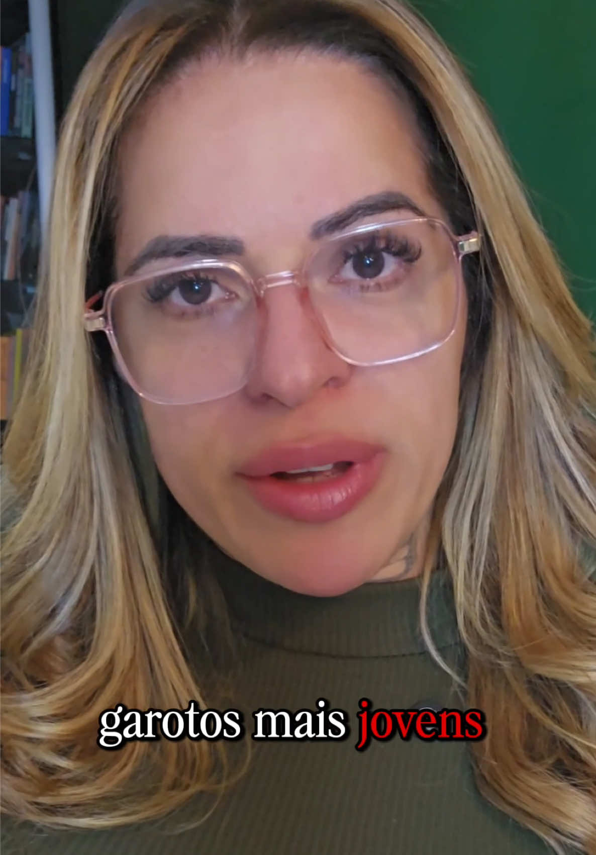 👀 Tem mulher dizendo que os homens mais novos somem quando estão com uma mulher mais velha… Será? Talvez ele se assuste com a intensidade. Talvez ela queira algo mais profundo. Ou talvez… seja só falta de maturidade emocional mesmo? 🔍 A gente quer saber a verdade de quem vive isso! 🗣 Homens mais novos: por que vocês, às vezes, se afastam de mulheres mais velhas? É pressão? Medo? Falta de conexão? Comenta aqui sua visão real, bora conversar de verdade. #relacionamento #maturidadeemocional #homensmaisnovos #mulheresmaisvelhas #psi