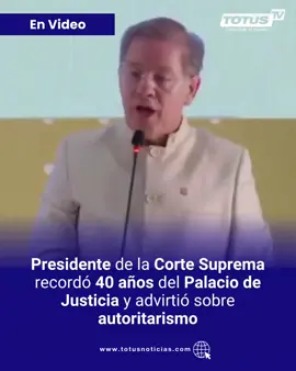 #Justicia | En la conmemoración de los 40 años del Holocausto del Palacio de Justicia, el presidente de la Corte Suprema, Octavio Tejeiro, reflexionó frente al presidente Gustavo Petro: “Cuando solo unos pocos deciden los procedimientos para toda una nación, surge el autoritarismo”. El magistrado pidió recordar este hecho histórico para reflexionar sobre los riesgos de imponer una única forma de pensar. #Noticias #Colombia #CorteSuprema #PalacioDeJusticia 