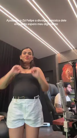 O mergulho de quem não sabe nadar(eu) é assim 😂😂 Ajudando o @Zé Felipe na divulgação da música 😅😂