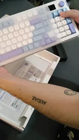 Comprei um teclado baratinho na shopee o Langtu L98 teclado ótimo para combinar com #setupbranco💻🤍🥰 ele é um #teclado não mecânico! mas super confortável e com essas características: sem fio, rgb, software próprio, silencioso e teclas macias 🥹💙 estou usando faz mais de um mês e estou adorando a bateria dura horrores quase nunca to carregando (isso não é um post patrocinado!) Link https://collshp.com/danieloliveirarotina?view=storefront #pcgamer #tecladogamer 