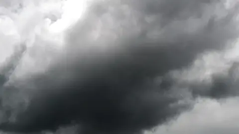 ياامــــــــــي ما شكــــــــــل السمـــــــاء وما الضيــــــــاء وما الخــــــــــــــبر #foryou #f 