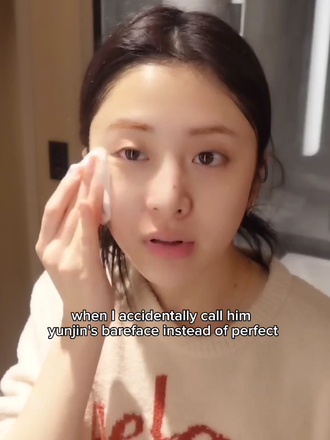 her bareface and glasses combo go so hand in hand #huhyunjin #yunjin #lesserafim #kpopfyp #fyp bareface barefaced yunjin no makeup 