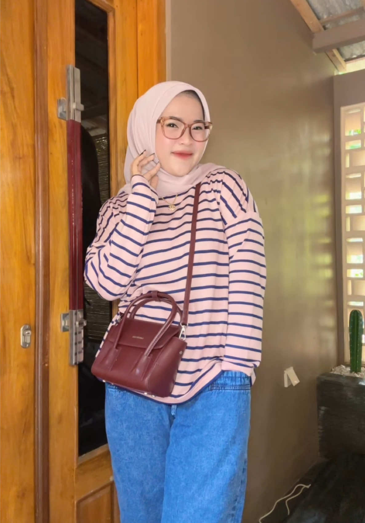 ✨ Simple aja bisa keliatan kece banget! OOTD kaos stripes + jeans santai, tinggal tambah tas mini elegan langsung auto mahal 🔥 📌 Cocok buat nongkrong, kuliah, atau sekadar jalan santai. #OOTD #CasualLook #StyleKekinian #atasanwanita #vidioviral 