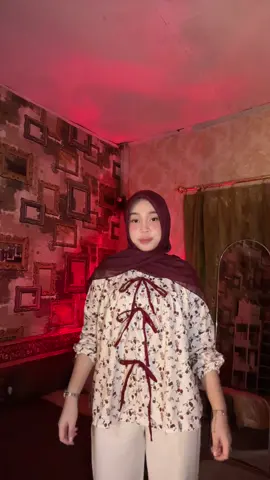 Detail pita + motif bunga = vibes girly maksimal 🤍 #OOTDInspo #HijabStyle #FloralOOTD #UrinspooId 