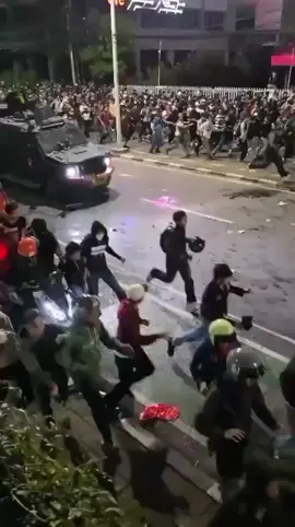 05.31 Tragedi menimpa seorang pengemudi ojek online (ojol) saat aksi demonstrasi menolak kenaikan gaji anggota DPR di sekitar Gedung DPR/MPR, Jakarta, Kamis (28/8/2025) malam. Pengemudi ojol tersebut dilaporkan terlindas kendaraan taktis (rantis) Brimob jenis Barracuda di kawasan Bendungan Hilir (Benhil) dan sempat dilarikan ke rumah sakit, sebelum dikabarkan meninggal dunia. 