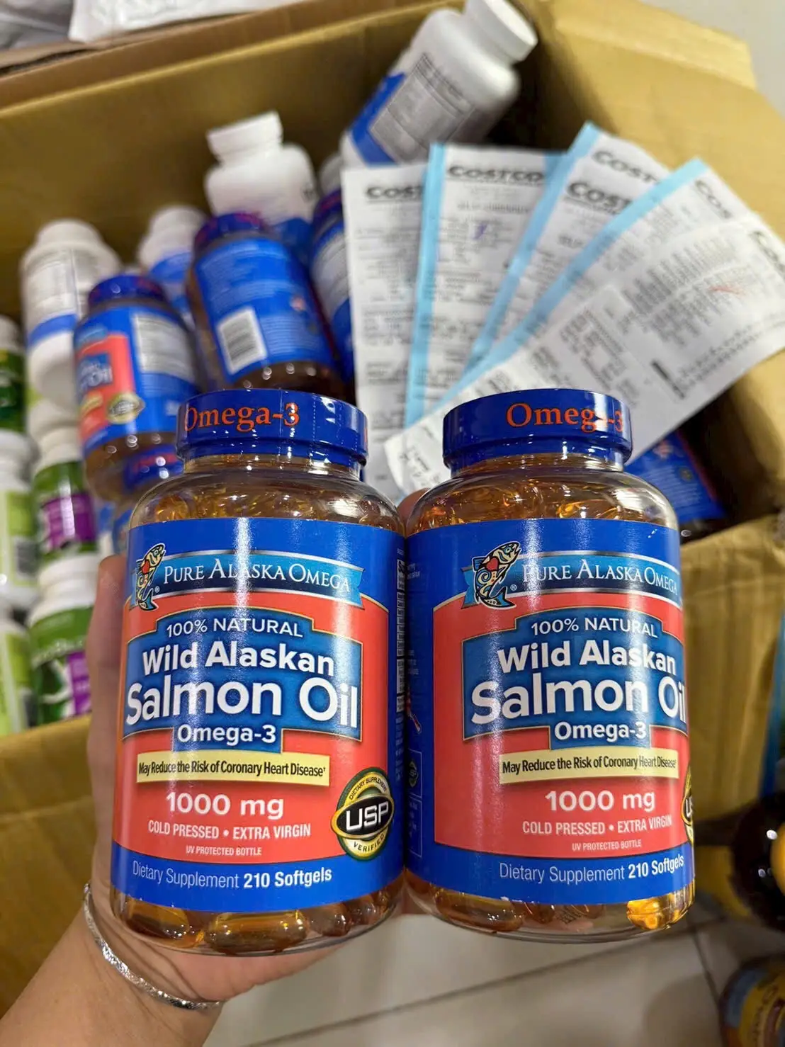 💎Viên Uống Dầu Cá Hồi Pure Alaska Omega Wild Alaskan Salmon Oil 🐟🐟 (Date 02/2027) USA 🇺🇸🇺🇸 💎💎Công dụng: - ✅Cung cấp dinh dưỡng hỗ sức khỏe não bộ cho cả trẻ em và người lớn. - ✅Cải thiện các dấu hiệu của tuổi tác với cơ thể - ✅Tốt cho những người làm việc áp lực cao căng thẳng đầu óc, dẫn đến mệt mỏi - ✅Cung cấp dưỡng chất cần thiết tốt cho mắt  - ✅Hỗ trợ cải thiện tuần hoàn, giảm các yếu tố xấu ảnh hưởng tới tim mạch - ✅Làm dáng da, giúp da khỏe mạnh ⛔Hướng dẫn sử dụng: - Đối với người lớn: dùng 2 viên Pure Alaska Omega-3 Wild Salmon Oil 1000mg mỗi ngày sau bữa ăn, có thể dùng một lúc hoặc chia làm hai lần uống. - Đối với trẻ em dưới 12 tuổi: 1 viên mỗi ngày.
