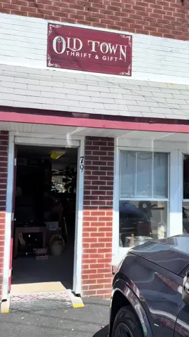 Come thrift with me at the last stop of the day while thrifting near delaware beaches…. Old Town Thrift & Gift and the bag finds alone made it worth the stop 👛 Which bag would you have snagged? #thriftwithme #thrifting #thrift #thriftfinds #thriftstore 