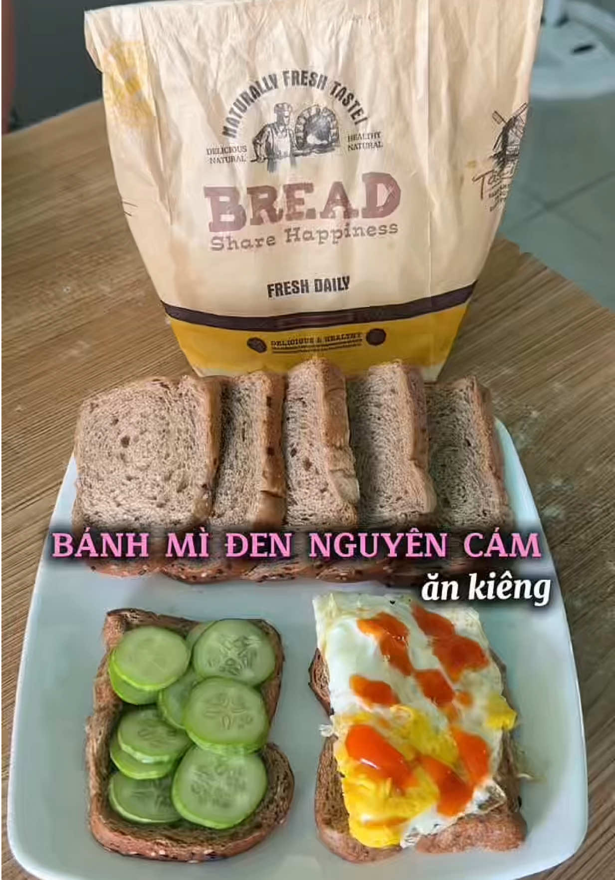Anh chị nào mà đang ăn kiêng thì thử cái bánh mì đen nguyên cám này đi nha. Ngon thơm mà còn không lo lên ki nè #gocnhacualinh #giadungtienich #banhmiden #banhmidennguyencam #banhmiankieng 