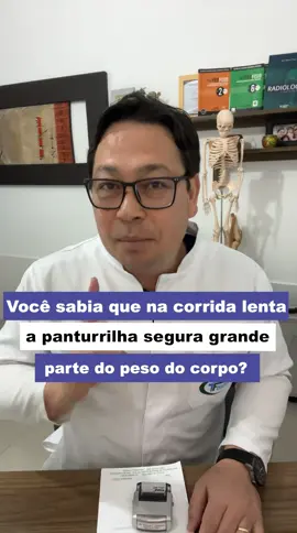 Fortalecer e realizar a liberação miofascial na panturrilha pode ajudar a melhorar a performance e diminuir o risco de lesões. A liberação miofascial pode aumentar a flexibilidade e a amplitude de movimento, melhorar a recuperação muscular e aliviar dores, enquanto o fortalecimento dos músculos da panturrilha é essencial para gerar a força necessária para as atividades físicas. A combinação de ambas as técnicas pode criar músculos mais resistentes, flexíveis e eficientes, auxiliando assim na prevenção de lesões e no aumento do rendimento esportivo.  Como essas técnicas beneficiam a panturrilha: Fortalecimento: Exercícios como a elevação da panturrilha fortalecem os músculos gastrocnêmio e sóleo, responsáveis por gerar força e movimentar o tornozelo.  Liberação Miofascial: Melhora da flexibilidade e mobilidade: Ao relaxar as fáscias musculares, a técnica aumenta a maleabilidade e amplitude de movimento da panturrilha.  Recuperação muscular: Auxilia na recuperação pós-treino, reduzindo o tempo de recuperação e o acúmulo de fadiga.  Prevenção de lesões: A melhora na flexibilidade e na recuperação diminui o risco de tensões e lesões musculares na panturrilha.  Aumento da performance: A melhora na mobilidade e na recuperação contribui para um melhor desempenho atlético. #fortalecimento #liberacaomiofascial #corrida #corridaderua #fisioterapia  