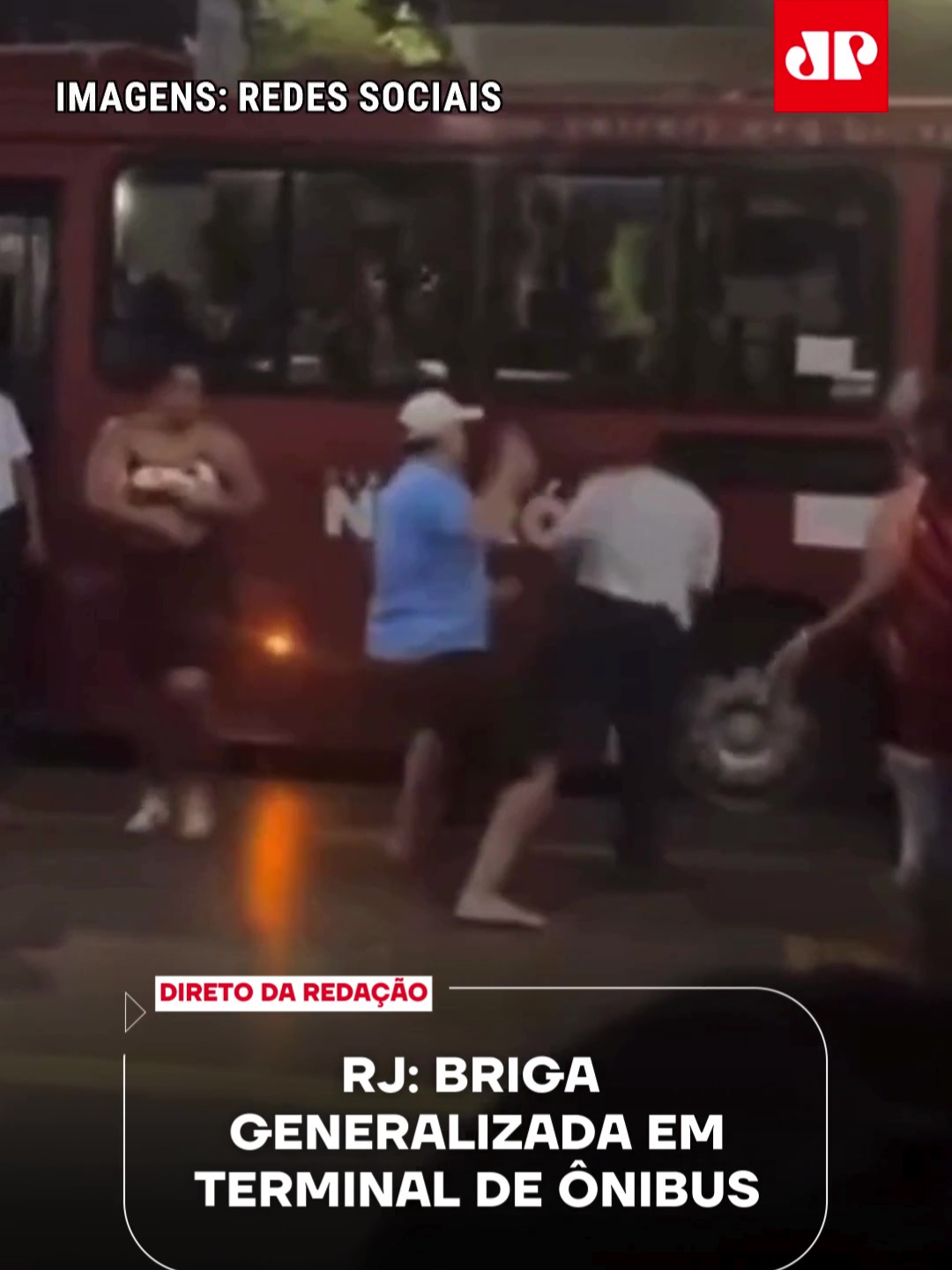 Uma discussão em um terminal de ônibus de Niterói (RJ) virou briga generalizada após um motorista ser agredido. Câmeras de segurança flagraram a pancadaria, com socos, pontapés e o motorista revidando com golpes de capoeira. Testemunhas dizem que o grupo iniciou a confusão; a PM foi acionada, mas a briga já havia terminado.  Confira mais detalhes no #DiretodaRedação com Daniel Caniato. 📺 Confira na JP News e Panflix 📌 Siga o nosso perfil @jovempannews #JovemPanNews #Ônibus #Niterói #Briga #RJ