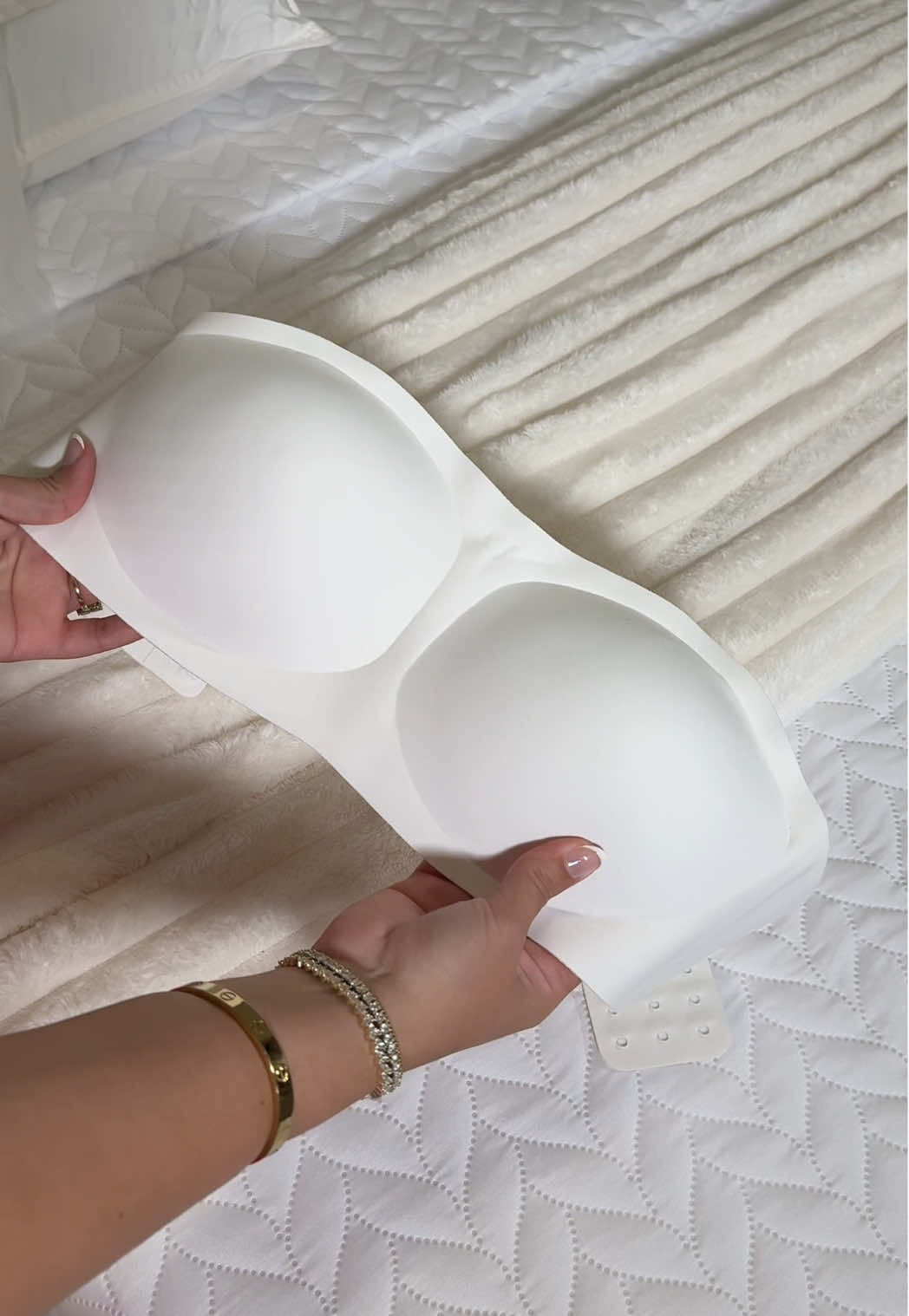 Este ajustador strapless es de esos básicos que todas necesitamos en el clóset. @OEAK Apparel tiene los mejores del Mercado en tres colores básicos  #strapless #bra #straplessbra #comfortablebras 