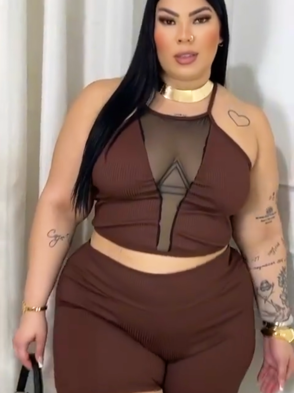 DRAPA PLUS - Conjunto de Cropped Frente Tule e Shorts - Plus Size #conjuntoplussize #conjuntocropped #lookbaladaplussize #roupaplussizefeminina #conjuntotule 