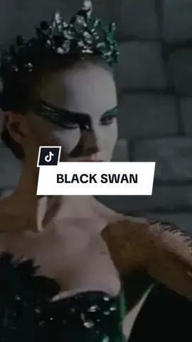 I want to be perfect.  En la escena culminante de Black Swan, Nina (Natalie Portman) se convierte en el Cisne Negro: plumas brotan de su piel, sus brazos se transforman en alas y su mirada refleja una oscuridad hipnótica.  El efecto, reforzado por el vestuario de @rodarte, convierte su tutú en un símbolo de pureza corrompida y sella uno de los momentos más impactantes del cine.  Video tomado de la película Black Swan, dirigida por Darren Aronofsky. © 2010 Fox Searchlight Pictures. #noircommunity