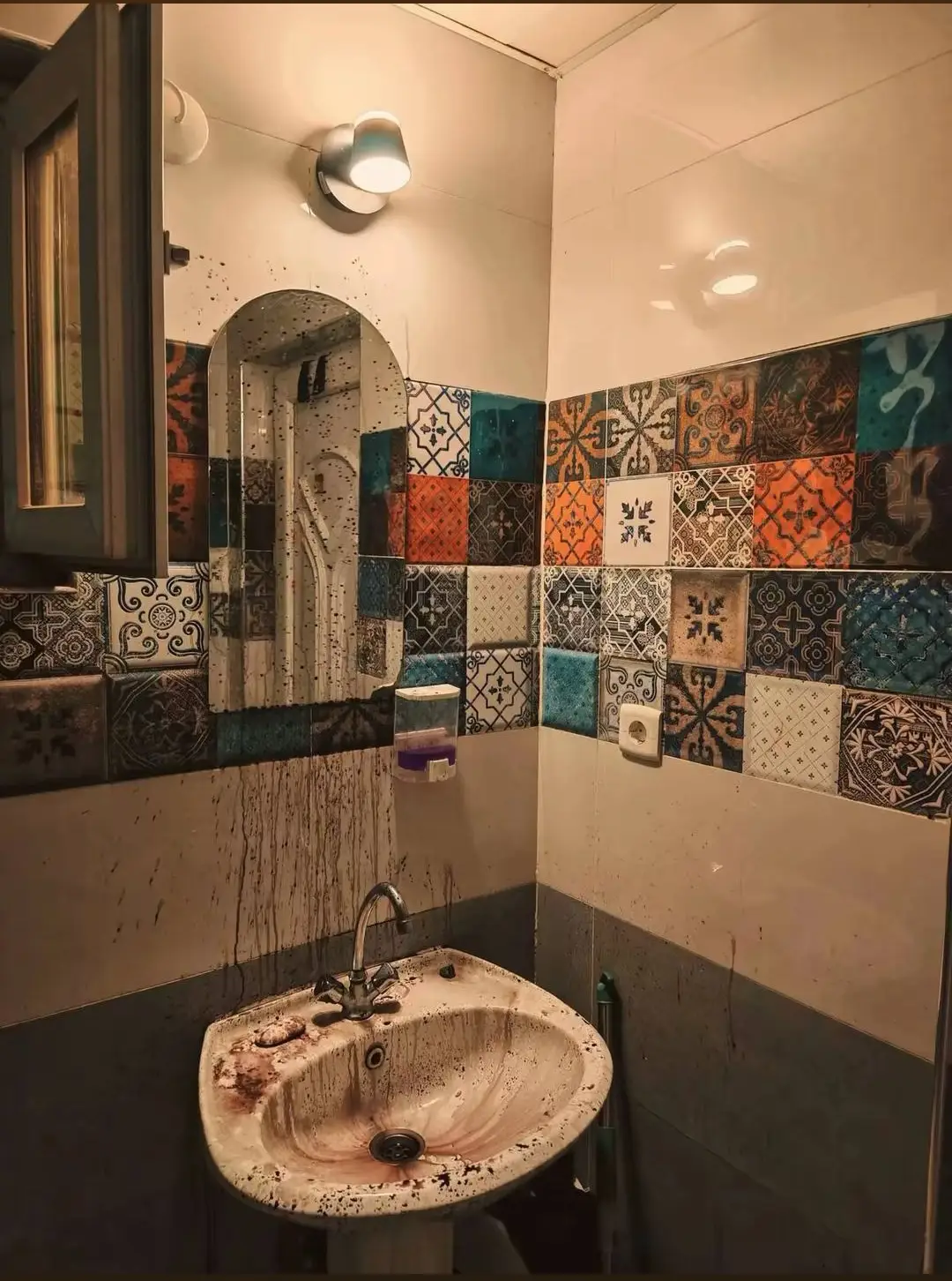 وفي الصبح وقفت امام مراتي ولقد بانت على وجهي خساراتي ارى شخصا شخصا في مراته يكرهني#عساني 