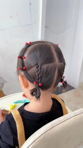 “Bé tóc ngắn – tóc tỉa nhiều lớp khó buộc? 👧✨ Mẹ thử ngay kiểu buộc đơn giản này nhé, vừa gọn gàng vừa cực dễ thương 🩷 Phụ kiện xinh xắn có sẵn tại shop, mẹ chọn là mê ngay 🎀 #phukientocbe #buoctocxinh #keotoc #thunbuoctoc #mevabe