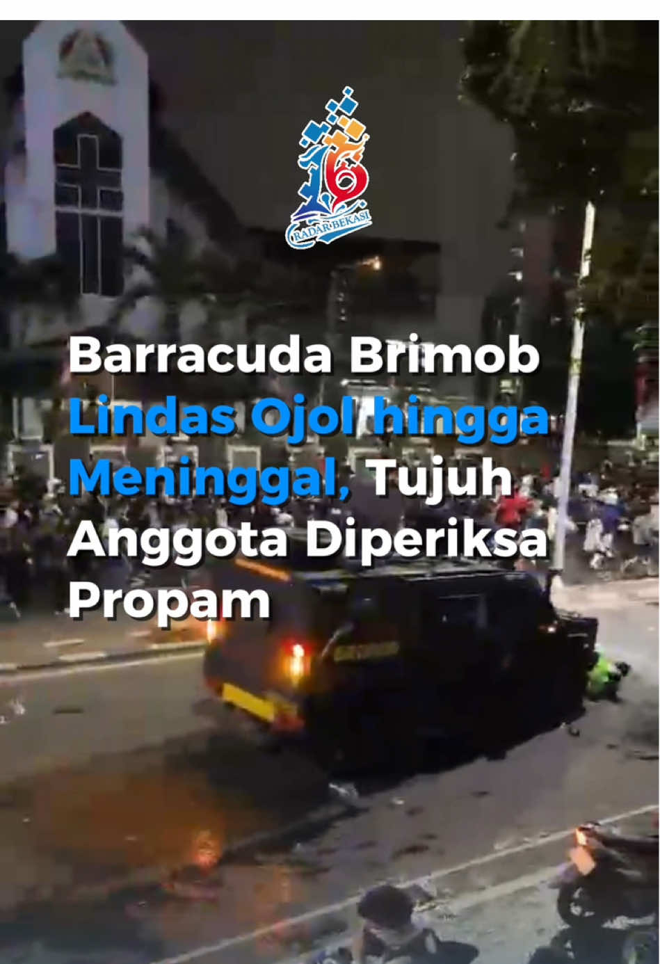 Barracuda Brimob menabrak dan melindas Affan Kurniawan, seorang pengemudi ojek online (ojol), hingga meninggal dunia. Insiden ini terjadi di kawasan Pejompongan, Tanah Abang, Jakarta Pusat, pada Kamis malam (28/8), saat berlangsungnya pembubaran massa aksi demonstrasi. Kepala Divisi Propam Polri, Irjen Abdul Karim, menyampaikan tujuh anggota Brimob Polda Metro Jaya yang berada di dalam kendaraan taktis (rantis) tersebut telah diamankan dan tengah menjalani pemeriksaan oleh tim gabungan Propam. Ketujuh anggota yang diperiksa yakni Kompol C, Aipda M, Bripka R, Briptu D, Bripda M, Bharaka Y, dan Bharaka J. Kapolri Jenderal Listyo Sigit Prabowo telah memerintahkan agar kasus ini diusut secara tuntas. Ia menyampaikan penyesalan mendalam atas kejadian tersebut serta memohon maaf kepada keluarga korban dan seluruh komunitas ojol. Baca selengkapnya di www.radarbekasi.id (link di bio) #demo #aksi #mabes #polri #korban #meninggaldunia 