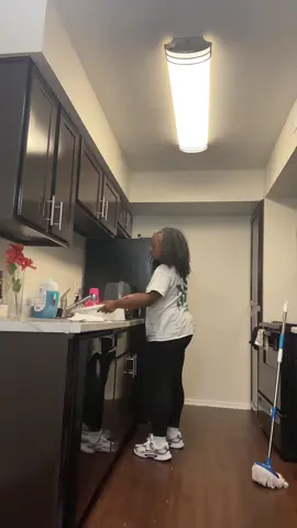 This mop soap smells amazing #tiktokshopcreatorpicks #dealsforyoudays #mop #mopsoap #clean #CleanTok 