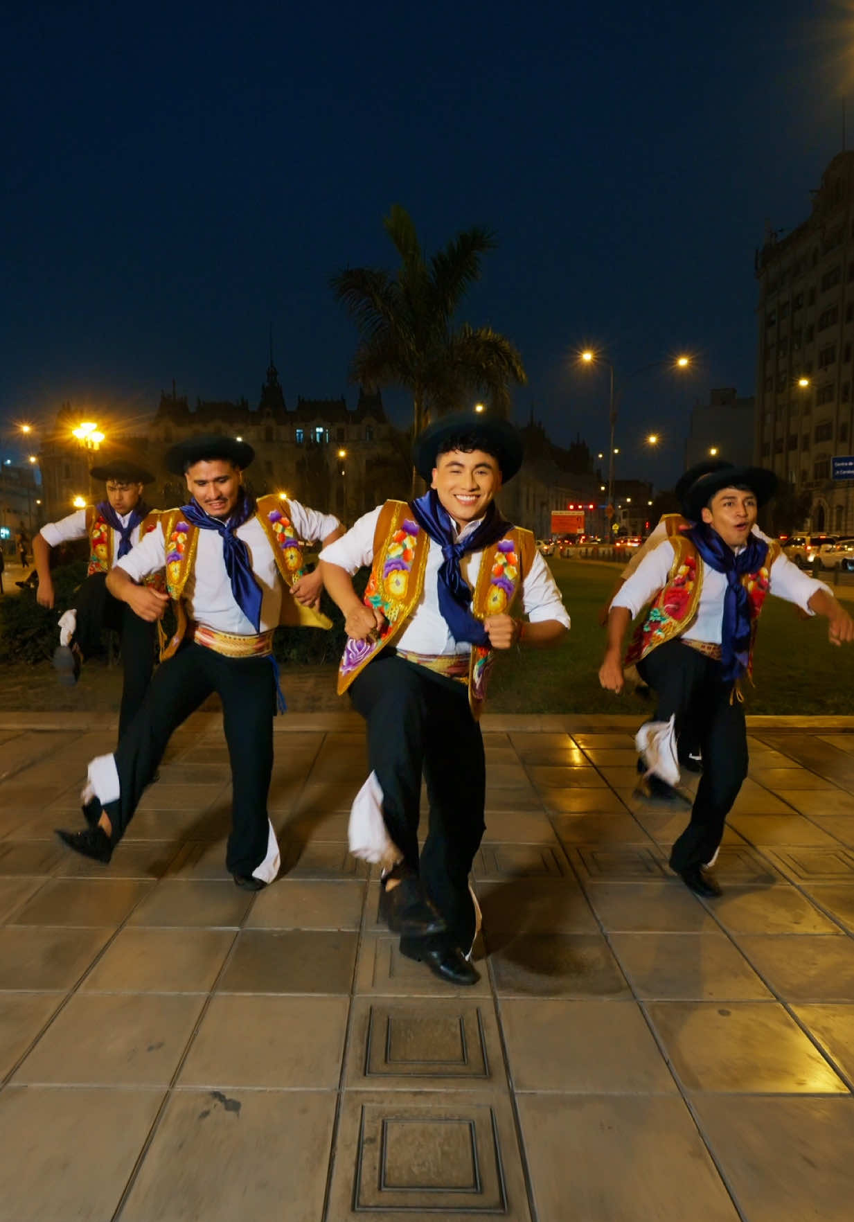 ¡PERÚ ES CLAVE SIEMPRE! 🇵🇪 Hace tiempo quería subir este video, pero siento que es el momento exacto ya que andamos tratando de levantar nuestro nombre a nivel mundial. Un poquito de HUAYLASH para el mundo entero 🇵🇪 #peruesclave #ibai #peru #danza #huaylarsh 